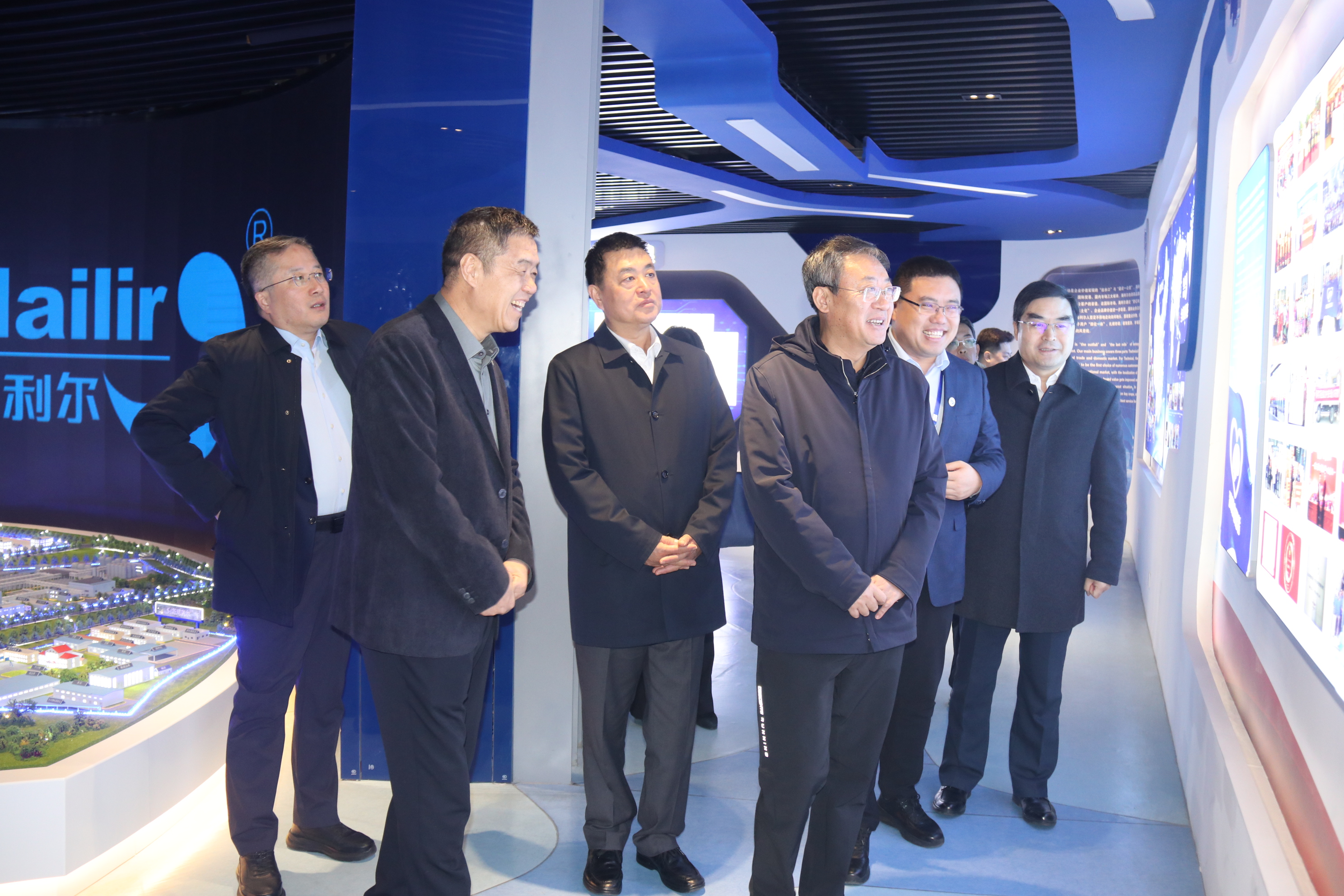 省委统战部副部长、、省工商联党组书记张鲲一行来适柱药业集团调研指导工作